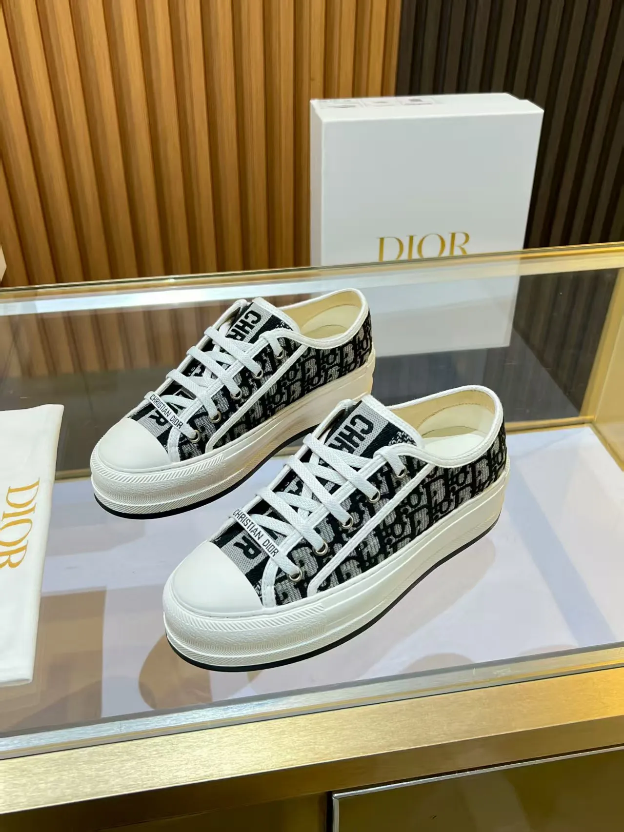 Factory direct sales p520🐘🐘Women's shoes Women's clothing 2025 Walk'n'Dior embroidered mid-top casual shoes are new. On the fashion stage, Dior embroidered shoes are the well-deserved protagonist. Delicate stitching is used on the upper, every stitch is devoted to the craftsman's efforts, and every thread is woven with artistic poetry. From complex floral patterns to smart geometric textures, embroidery is like the magic that gives shoes life, allowing them to show dynamic beauty even in static conditions.   Wearing Dior embroidered shoes feels like stepping into a dream world full of art. It is not only a pair of shoes, but also a walking piece of art that perfectly integrates fashion and culture. Whether you are strolling on the bustling city streets or attending important social occasions, Dior embroidered shoes can add unique charm to your style and become the focus of everyone's attention.   Choosing Dior embroidered shoes means choosing a persistent pursuit of quality and a unique understanding of fashion. Let it accompany you through every wonderful moment and leave your own fashion mark.  Material: Sheepskin lining, feet, silk cowhide, size 35-41, heel height 5cm